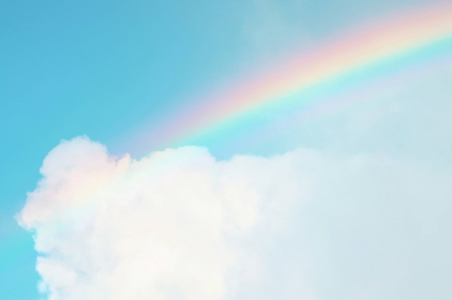 Quelle: unsplash.com / Arwin Neil Baichoo, https://unsplash.com/photos/Lows8NVoXFA, Freie kommerzielle Nutzung Kein Bildnachweis nötig Regenbogen am Himmel in Wolken